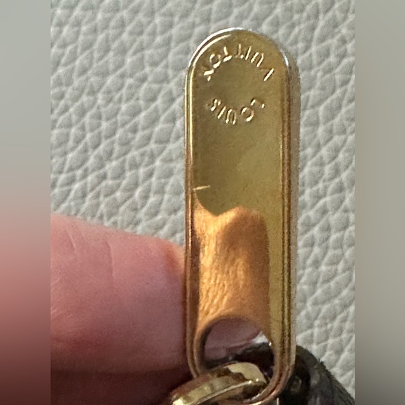 Louis Vuitton Monogram Zippy Wallet - Like New - Picture 7 of 14